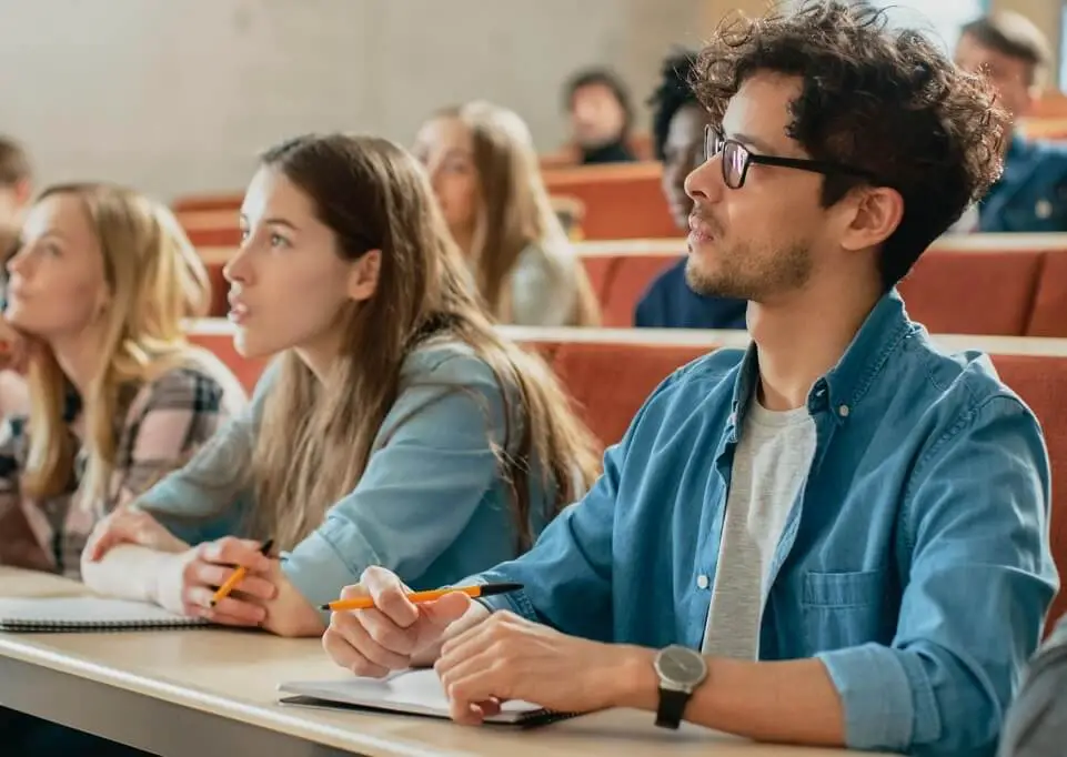 Quem estuda em faculdade e universitário?