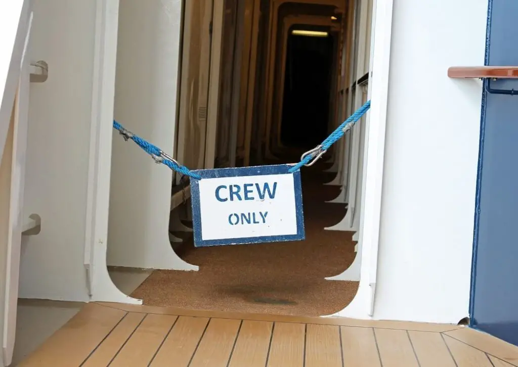 diferencas entre crew members e staff members