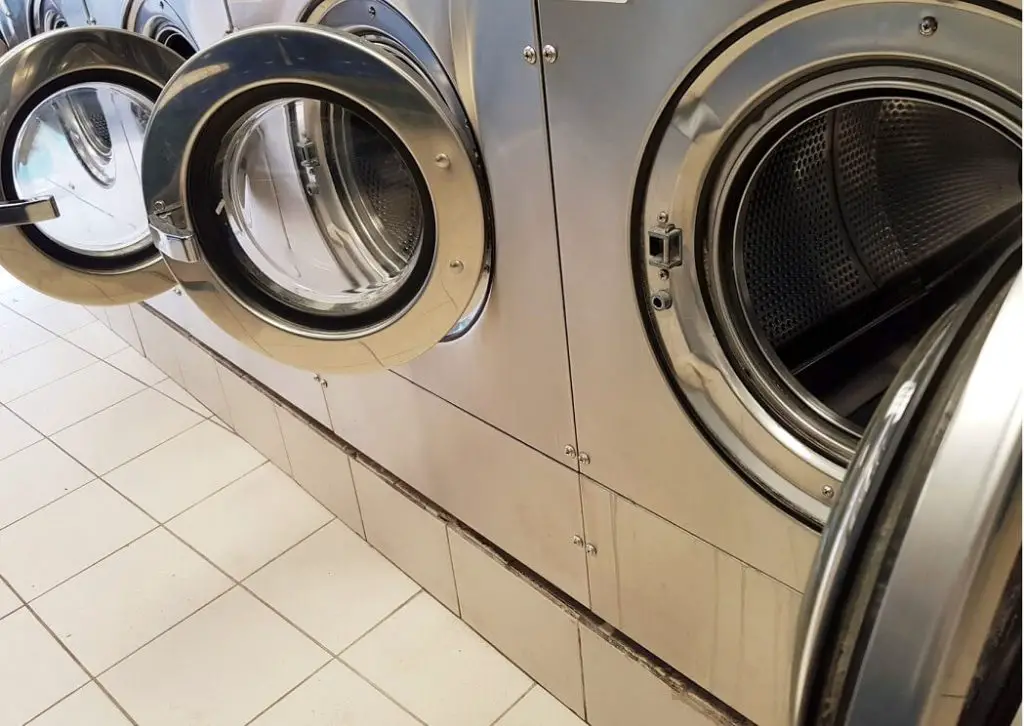 lavandaria self service ou maquina de lavar roupa